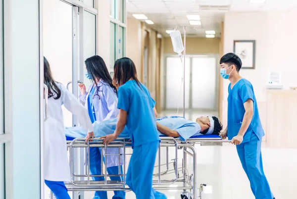 Grupo Equipo Médico Profesional Asistente Con Estetoscopio Uniforme Que Lleva — Foto de Stock