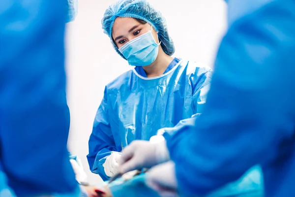Professionelle Anästhesist Arzt Ärzteteam Und Assistent Vorbereitung Der Patientin Auf — Stockfoto