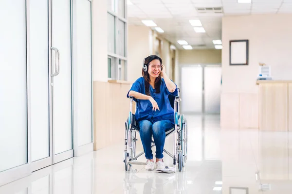 Portret Van Lachende Gelukkige Aziatische Vrouw Patiënt Zittend Rolstoel Kijkend — Stockfoto