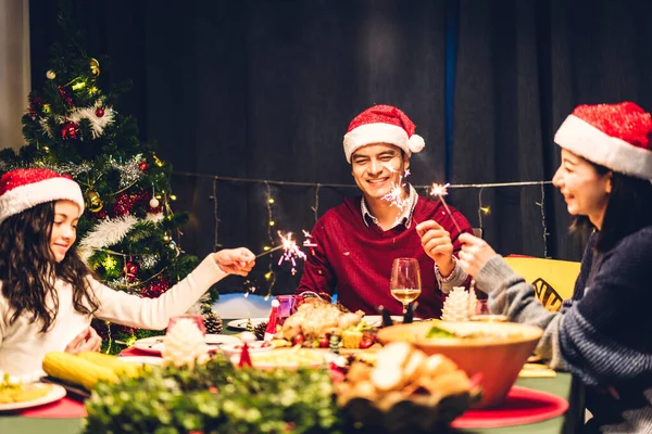 サンタの帽子を祝う幸せな大家族の肖像が楽しい感謝祭を持ち 一緒にクリスマスの時間に一緒に過ごすことを楽しんで食事を食べる家で — ストック写真