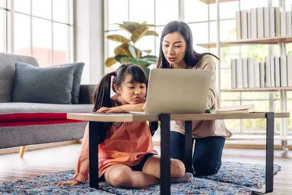 Mother Asian Kid Little Girl Learning Looking Laptop Computer Making — Stock Photo, Image