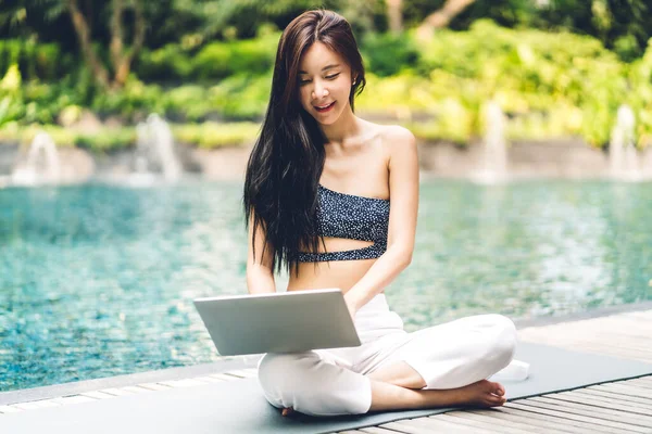 Retrato Sorrindo Beleza Feliz Asiático Freelancer Viajante Blogueiro Mulher Relaxar — Fotografia de Stock