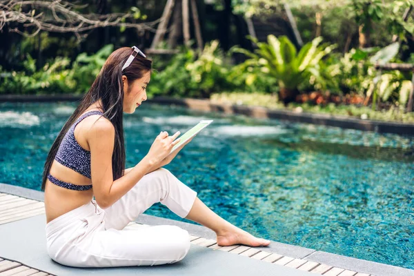 Retrato Sorrindo Beleza Feliz Asiático Freelancer Viajante Blogueiro Mulher Relaxar — Fotografia de Stock