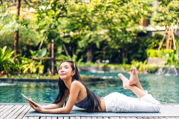 Portret Uśmiechniętej Szczęśliwej Urody Azjatycki Freelancer Podróżnik Blogger Kobieta Relaks — Zdjęcie stockowe