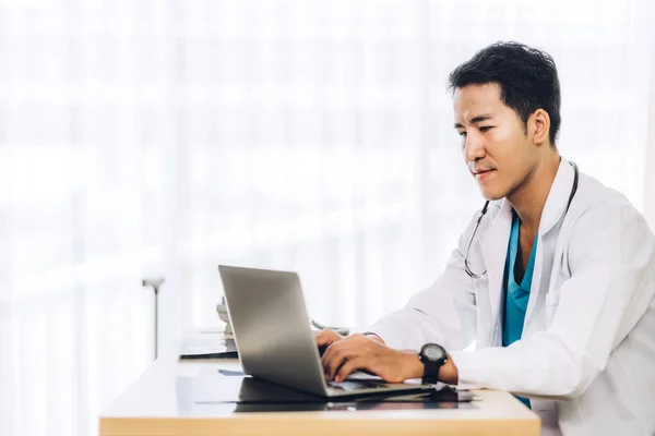 Asiatique Homme Médecin Porter Uniforme Avec Stéthoscope Travailler Avec Ordinateur — Photo