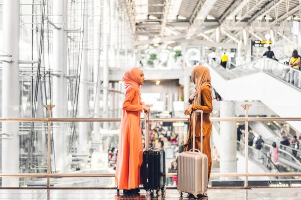 Dwie Młody Azji Muzułmanin Kobieta Cieszy Się Zakupy Zabawy Rozmawiając — Zdjęcie stockowe