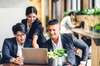 Profesyonel çok ırklı takım çalışması grubu, strateji paylaşım fikrini yeni başlangıç projesiyle tartışıyor. Yeşil santral terasında dizüstü bilgisayarla çalışan yaratıcı iş adamları