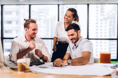 Verileri analiz eden ve yeni bir başlangıç projesiyle stratejiyi tartışan bir grup profesyonel iş toplantısı. Modern ofiste dizüstü bilgisayarla yaratıcı iş adamları planlama ve beyin fırtınası. Takım çalışması