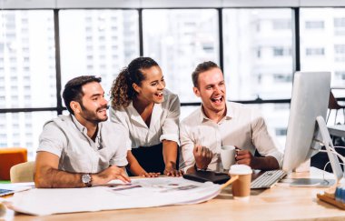 Verileri analiz eden ve yeni bir başlangıç projesiyle stratejiyi tartışan bir grup profesyonel iş toplantısı. Modern ofiste dizüstü bilgisayarla yaratıcı iş adamları planlama ve beyin fırtınası. Takım çalışması