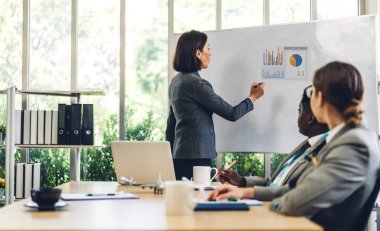 Profesyonel iş toplantıları ve yeni başlangıç projesiyle strateji tartışmaları. Modern ofiste dizüstü bilgisayarla yaratıcı iş adamları planlama ve beyin fırtınası. Takım çalışması kavramı