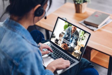 Genç iş kadını dizüstü bilgisayar kullanarak online iş araması yapıyor klavyede internet sitesinden iş bilgileri alıyor. Arama ve teknoloji