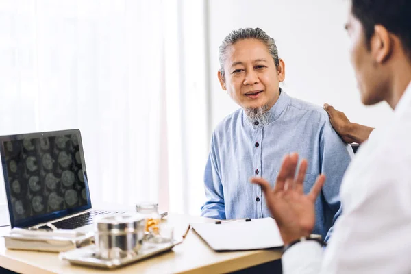 Служба Азиатских Мужчин Врачей Помогает Обсудить Проконсультироваться Пожилым Пациентом Встрече — стоковое фото