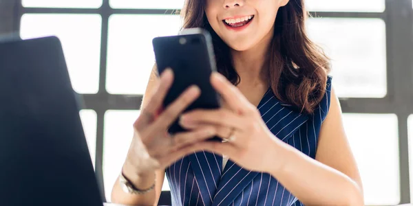 아시아인 여인이 모습은 디지털 스마트폰을 사용하여 아시아인 소녀는 화면을 보면서 — 스톡 사진