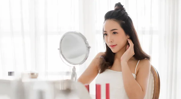 Sorrindo Jovem Bonita Bonita Mulher Asiática Limpa Fresca Pele Branca — Fotografia de Stock