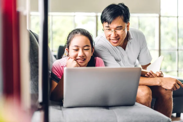 Padre Niño Asiático Niña Aprendiendo Mirando Computadora Portátil Haciendo Tarea —  Fotos de Stock