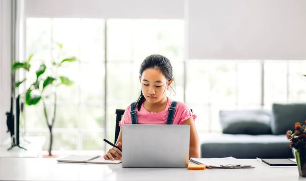 Schulkind Kleines Studentenmädchen Lernt Und Schaut Auf Laptop Computer Der — Stockfoto