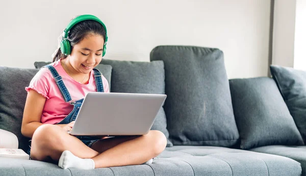 学校の子供の小さな学生の女の子は 学習し オンライン教育Eラーニングシステムで知識を勉強宿題を作るラップトップコンピュータを見て — ストック写真