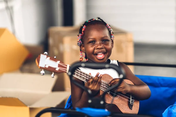 Retrato Feliz Sorrindo Pequena Criança Afro Americana Menina Casa — Fotografia de Stock