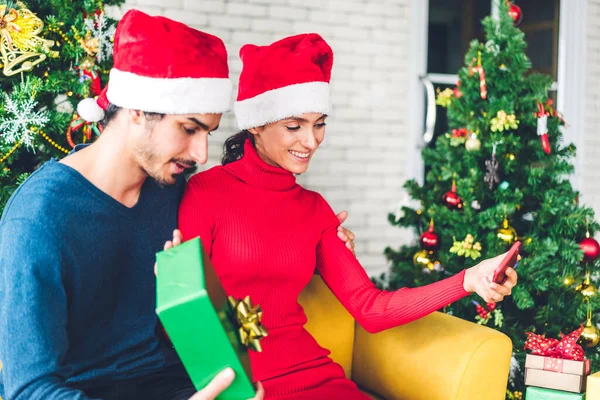 Casal Doce Romântico Chapéus Papai Noel Divertindo Decorando Árvore Natal — Fotografia de Stock