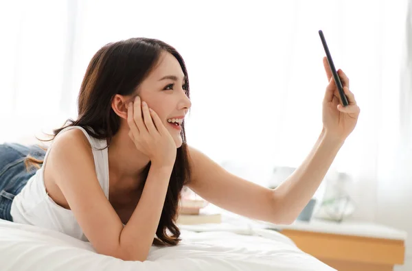 Πορτρέτο Του Χαμογελαστού Ευτυχισμένη Ομορφιά Ασιατική Γυναίκα Χαλαρώσετε Χρησιμοποιώντας Smartphone — Φωτογραφία Αρχείου