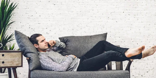 Retrato Sorrir Homem Criativo Feliz Relaxante Usando Tecnologia Digital Smartphone — Fotografia de Stock