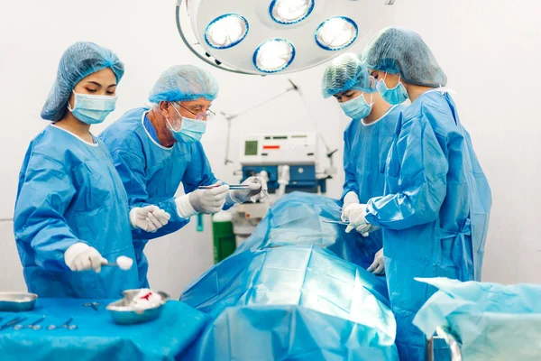 Professionelle Anästhesist Arzt Ärzteteam Und Assistent Vorbereitung Der Patientin Auf — Stockfoto
