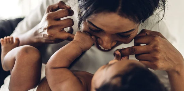 Portré Élvez Boldog Szerelem Család Afro Amerikai Anya Játszik Csók — Stock Fotó