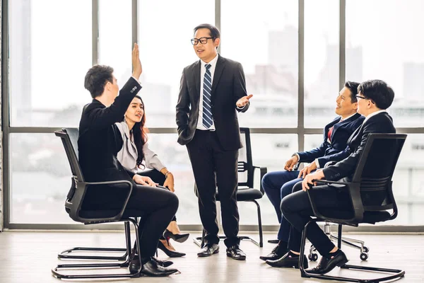 İş adamı koçu sunumu ve toplantı stratejisi paylaşım fikri. Salondaki konferans seminerinde yaratıcı ekip gelişigüzel iş adamları semineri ve beyin fırtınası. Sunum ve takım çalışması