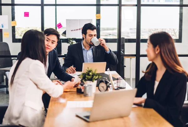 Grupo Asiáticos Reunión Negocios Profesionales Discutir Con Nuevo Proyecto Idea — Foto de Stock