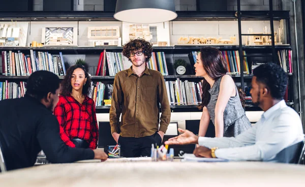 Groep Van Professionele Zakelijke Bijeenkomst Het Bespreken Van Strategie Met — Stockfoto