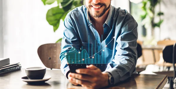 Όμορφος Επιτυχία Hipster Άνθρωπος Χαλάρωση Χρησιμοποιώντας Ψηφιακό Smartphone Κοιτάζοντας Την — Φωτογραφία Αρχείου