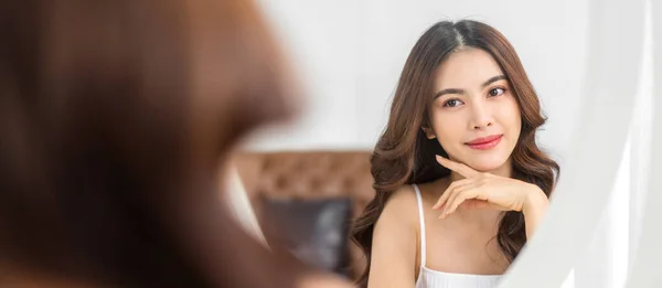 Sorrindo Jovem Bonita Bonita Mulher Asiática Limpa Fresca Pele Branca — Fotografia de Stock