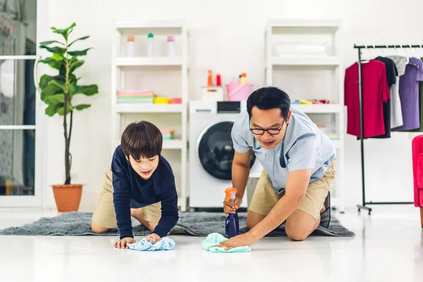 Babası Asyalı Çocuğa Dezenfekte Spreyi Kullanmasını Evde Birlikte Temizlik Yaparken — Stok fotoğraf
