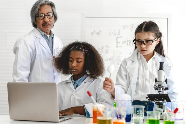 Group Teenage Student Learn Science Teacher Study Doing Chemical Science — Stock Photo, Image