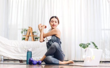 Portre sporu spor, spor kıyafetleri içinde ince kadın, rahatlama ve yoga yapan kız, yatak odasında dizüstü bilgisayarla spor yapıyor. Diyet konsepti. Fitness ve sağlıklı.