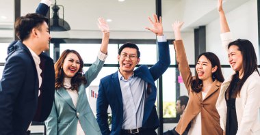 Proje başarısını kutlamak için grup profesyonel iş adamlarının başarısı. Yaratıcı iş ona ofiste beş iyi takım çalışması veriyor.