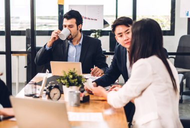 Asya profesyonel iş toplantıları ve yeni bir başlangıç fikri projesiyle ilgili tartışmalar. Strateji analizi ve belge raporuyla birlikte beyin fırtınası planlayan yaratıcı iş adamları. Takım çalışması.