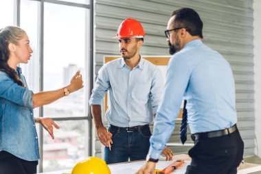 İnşaat alanındaki inşaat sahasında mimari tasarım ve inşaat araçlarıyla yeni inşaat projeleri planında çalışan mimar sanayi mühendisi ustabaşı profesyonel bir inşaat mühendisi.