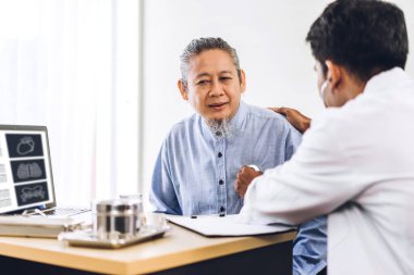 Asyalı doktor servisi, hastanedeki sağlık hizmetleri ve tıp konsepti ile görüşmede Asyalı hasta kıdemli hastalarla konuşma ve danışmanlık konuşmalarını desteklemeye yardımcı olur.