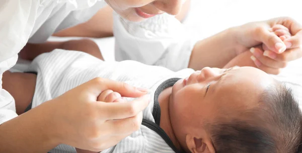 사랑의 Asian 엄마가 스러운 Asian 아기와 즐기는 엄마귀여운 귀여운 순간을 — 스톡 사진