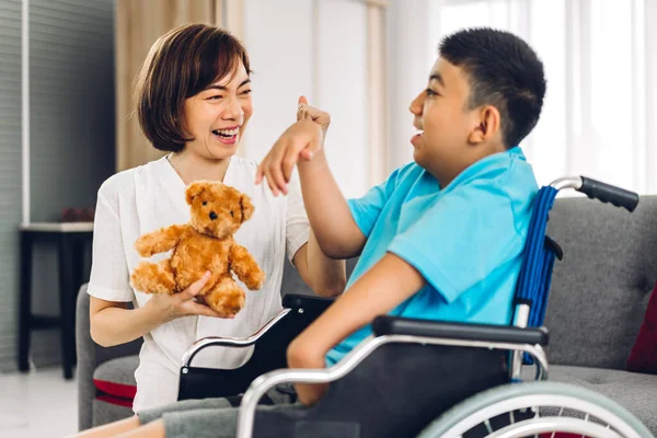 Mutlu Aşk Portresi Asyalı Anne Oynuyor Bakıcı Tekerlekli Sandalyede Oturan — Stok fotoğraf