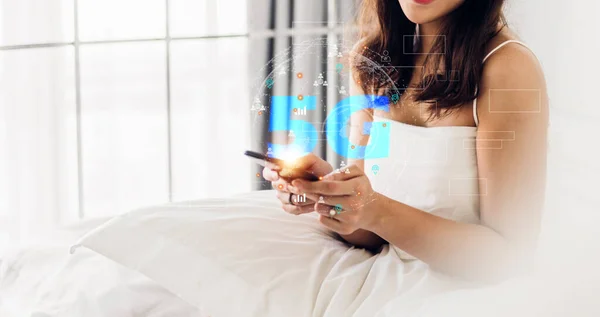보이지 아시아인 여성의 초상화는 디지털 스마트폰을 비즈니스 연결하는 인터넷 네트워크를 — 스톡 사진