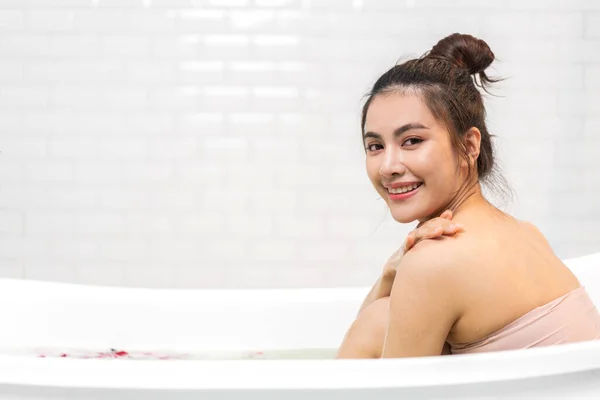 아름다운 미소를 신선하고 건강하고 치료를 즐기는 화장실 욕조에서 샤워와 목욕을 — 스톡 사진