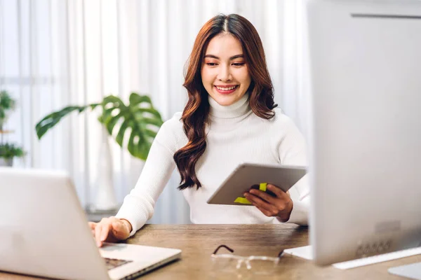 Retrato Sonriente Feliz Hermosa Mujer Asiática Relajante Utilizando Tecnología Computadora — Foto de Stock