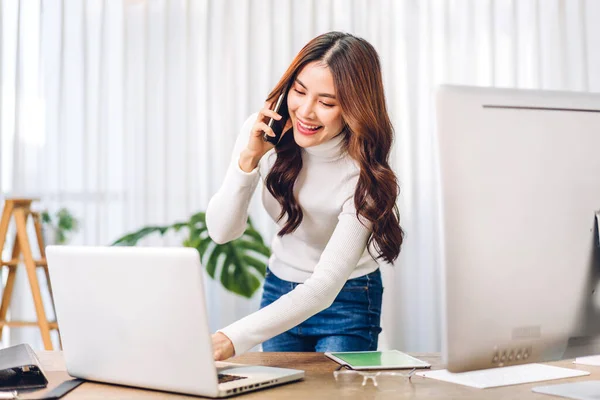 Retrato Sonriente Feliz Hermosa Mujer Asiática Relajante Utilizando Tecnología Computadora — Foto de Stock