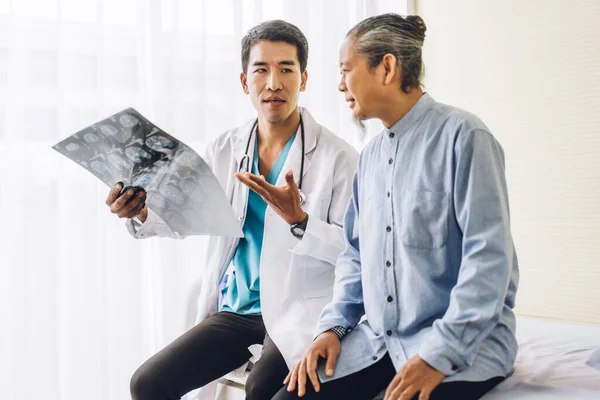 Служба Азиатских Мужчин Врачей Помогает Обсудить Проконсультировать Больного Пожилого Пациента — стоковое фото
