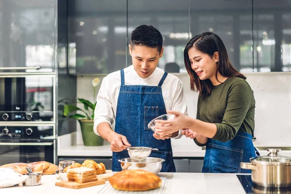 Junges Asiatisches Familienpaar Hat Spaß Beim Gemeinsamen Kochen Mit Teig — Stockfoto