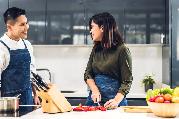 Genç Asyalı Çift Taze Sebzelerle Yemek Yaparken Eğleniyor Masada Sağlıklı — Stok fotoğraf