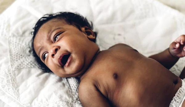 Retrato Lindo Adorable Bebé Afroamericano Pequeño Mirando Cámara Dormitorio Blanco —  Fotos de Stock