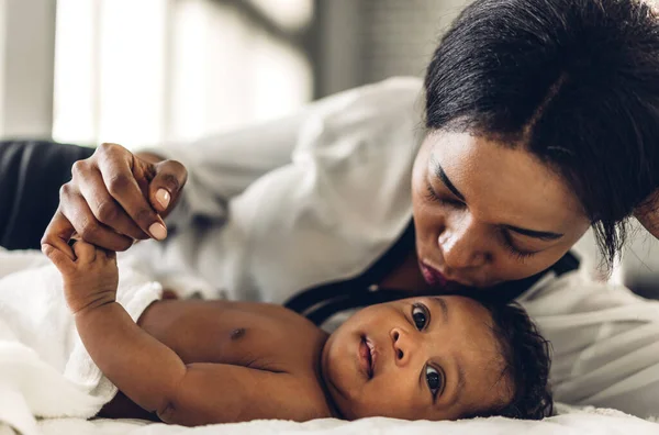 Ritratto Godere Amore Felice Famiglia Afro Americana Madre Giocando Con — Foto Stock